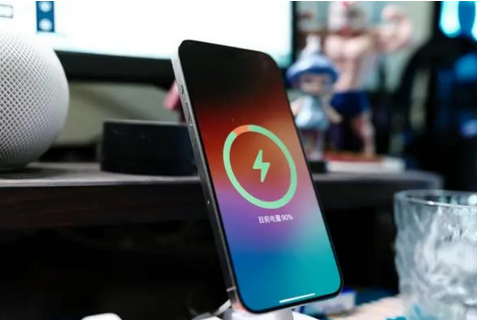 措美苹果15换屏服务分享用什么充电器给iPhone15充电更好 